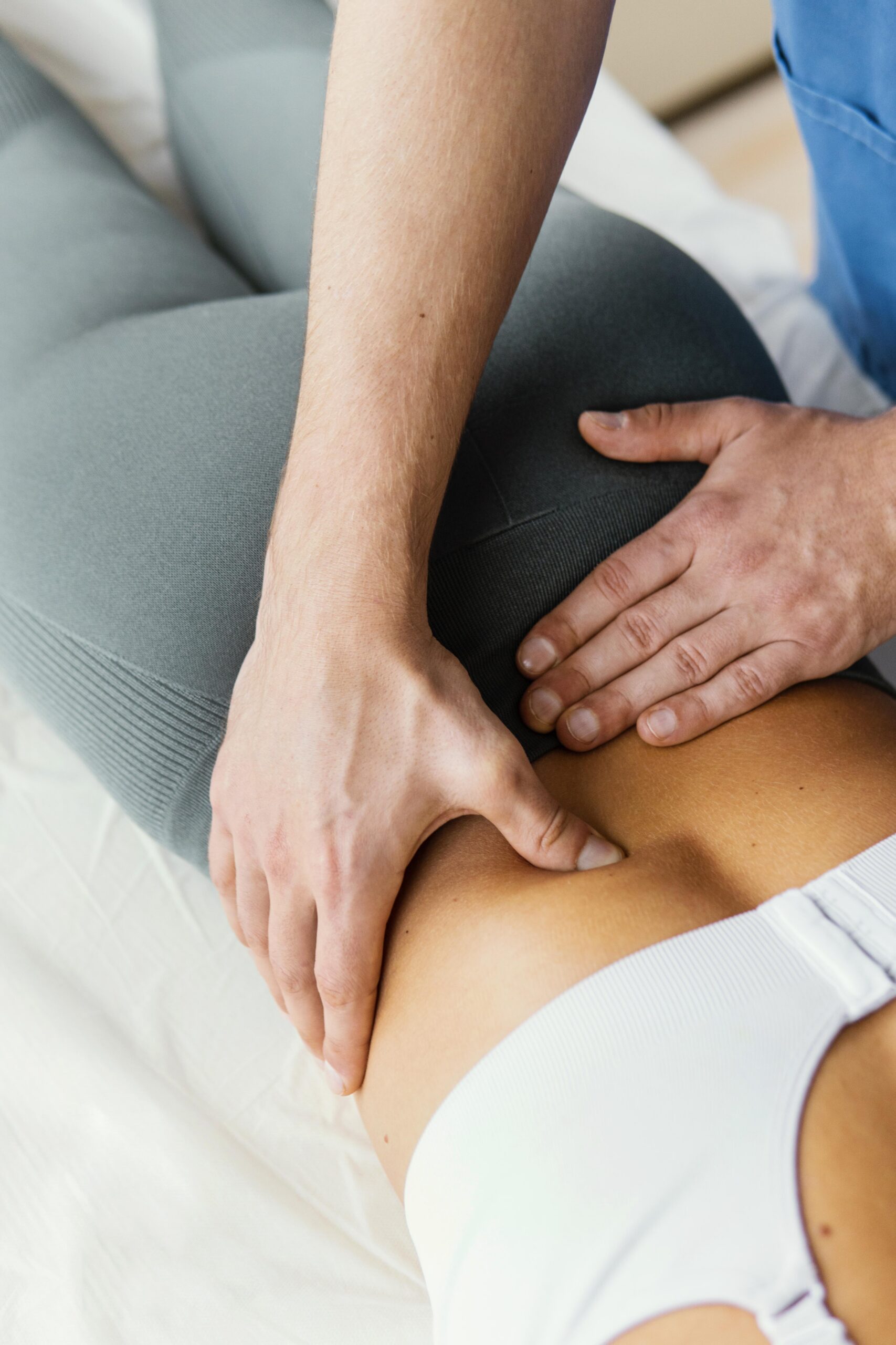 Evaluación manual de la zona lumbar de una paciente