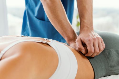 Tratamiento osteopático manual de la espalda de una paciente